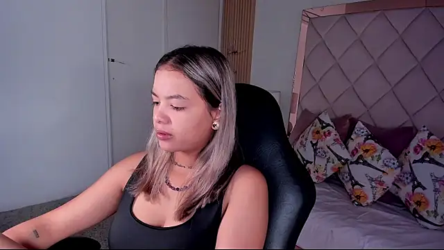 dulce lyraa1 online show from July 17, 2026, 3:37 am