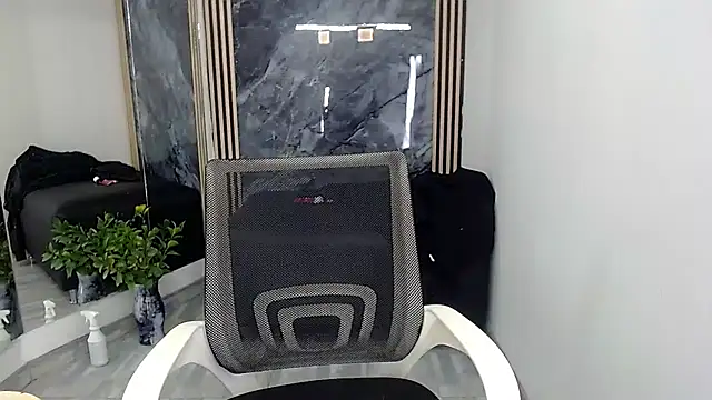 Hollmanhot online show from April 22, 2026, 2:40 am