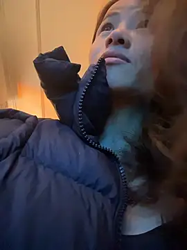 Mia-lp online show from April 14, 2026, 3:28 pm