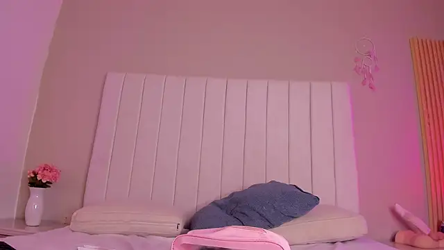 sophia walkett  online show from April 18, 2026, 2:08 pm