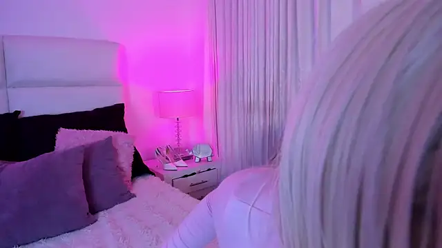 ZafiroMartini  online show from April 6, 2026, 10:55 pm