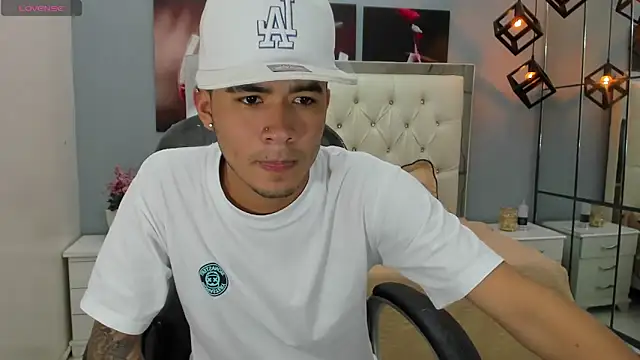 Snapshot of Thiago_collinss chatting on May 17, 2026, 11:16 pm Thiago collinss online show from May 17, 2026, 11:16 pm