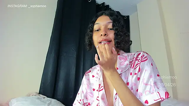 Sophiemoo  online show from April 20, 2026, 1:13 pm