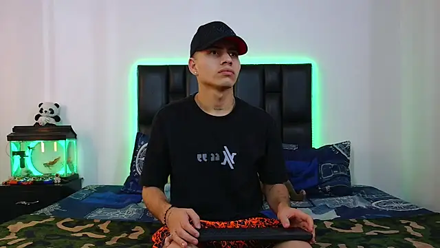 Snapshot of Dereek_Hot chatting on March 18, 2026, 10:21 pm Dereek Hot online show from March 18, 2026, 10:21 pm