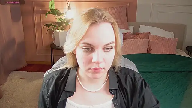 Glow Margo online show from April 19, 2026, 1:06 am