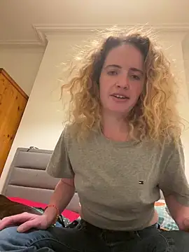 Snapshot of curlyirishgirl chatting on March 3, 2026, 9:33 pm curlyirishgirl online show from March 3, 2026, 9:33 pm