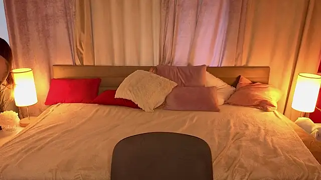 EmilyBlazee online show from April 10, 2026, 2:13 pm