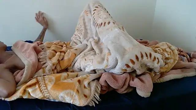 Freakycandy02 online show from April 18, 2026, 8:05 am