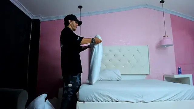 DanteLuxx online show from April 19, 2026, 4:02 am