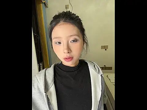 Y--F--LOVE online show from April 29, 2026, 2:10 pm