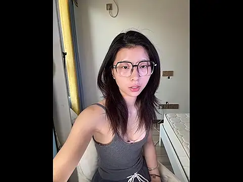 Y--F--LOVE online show from April 24, 2026, 7:32 am