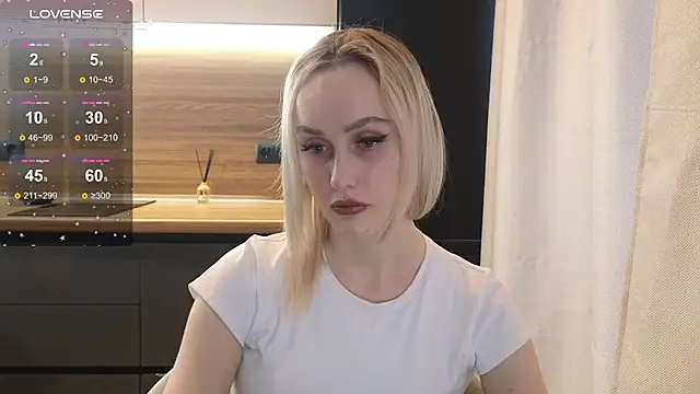 Snapshot of Bella_Villen chatting on June 18, 2026, 12:54 pm Bella Villen online show from June 18, 2026, 12:54 pm