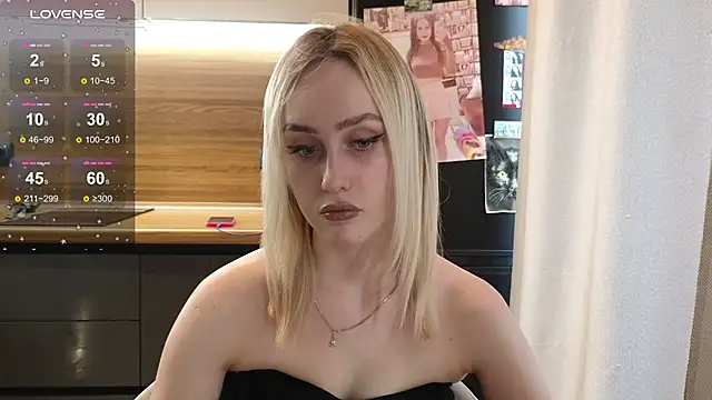 Snapshot of Bella_Villen chatting on July 9, 2026, 12:04 pm Bella Villen online show from July 9, 2026, 12:04 pm
