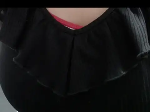 thalia perveertt online show from April 19, 2026, 6:32 pm