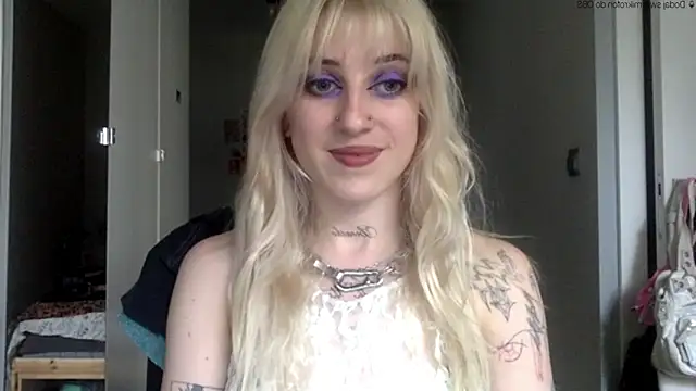 Snapshot of EmmyWet chatting on June 4, 2026, 5:17 pm EmmyWet online show from June 4, 2026, 5:17 pm