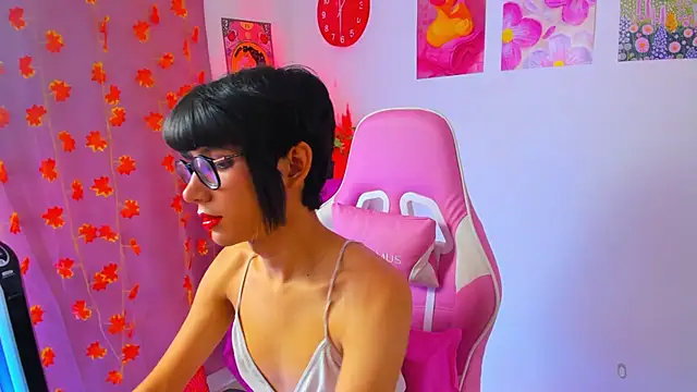 Madeline 21 online show from April 19, 2026, 12:06 pm