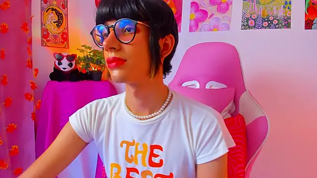 Madeline 21 online show from April 13, 2026, 12:53 pm