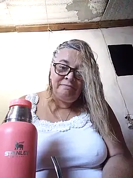 Snapshot of momismilf544 chatting on April 22, 2026, 6:58 pm momismilf544 online show from April 22, 2026, 6:58 pm