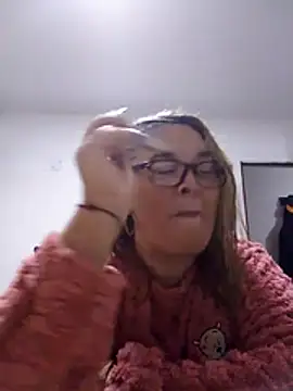 Snapshot of momismilf544 chatting on May 1, 2026, 2:05 am momismilf544 online show from May 1, 2026, 2:05 am