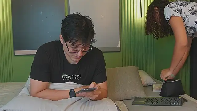 Mia and Belmonth online show from April 18, 2026, 6:54 pm