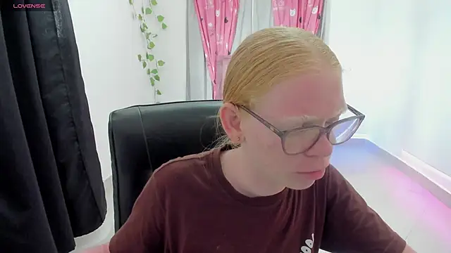 Albingirl online show from April 11, 2026, 8:34 pm