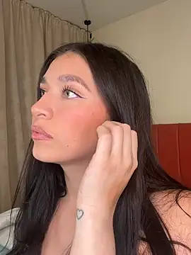 Caandace online show from April 17, 2026, 7:38 pm