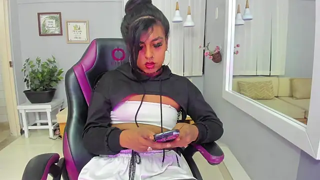 Snapshot of Nahomy_Collins_ chatting on May 19, 2026, 7:43 pm Nahomy Collins online show from May 19, 2026, 7:43 pm