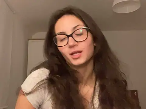 Snapshot of Ellamay06 chatting on March 3, 2026, 9:22 pm Ellamay06 online show from March 3, 2026, 9:22 pm