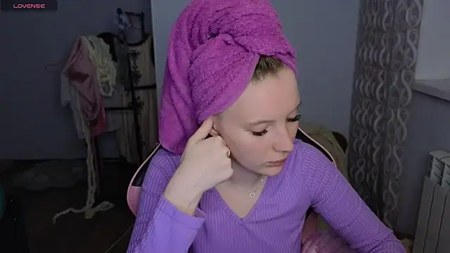 Snapshot of Mary_Blu chatting on April 21, 2026, 2:03 am Mary Blu online show from April 21, 2026, 2:03 am