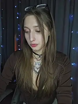 Emma Willson online show from April 17, 2026, 2:42 pm