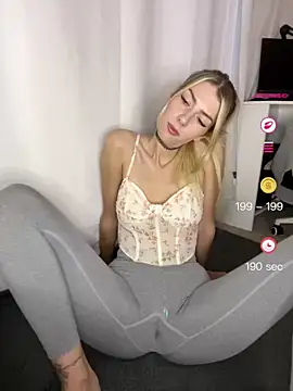 Snapshot of SoniaXOXO chatting on May 5, 2026, 4:43 pm SoniaXOXO online show from May 5, 2026, 4:43 pm