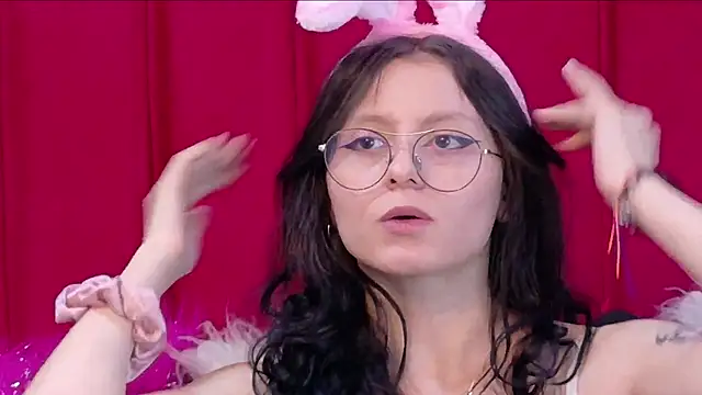 Naomimolie online show from June 2, 2026, 1:11 pm