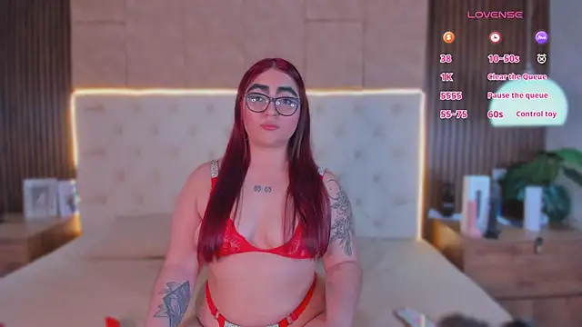 apriilfox online show from April 7, 2026, 3:52 am