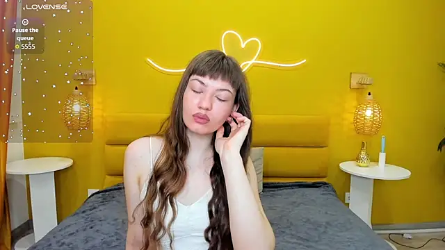 AgnesBeautiful online show from April 4, 2026, 1:56 am