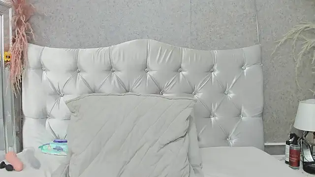 PaulaJhons online show from March 6, 2026, 11:22 pm