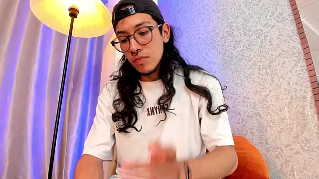 Snapshot of Enzo_rey chatting on March 3, 2026, 9:22 pm Enzo rey online show from March 3, 2026, 9:22 pm