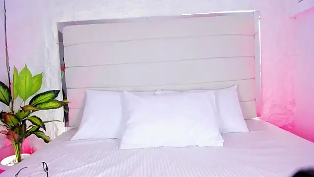 AitanaNoa online show from April 7, 2026, 8:10 pm