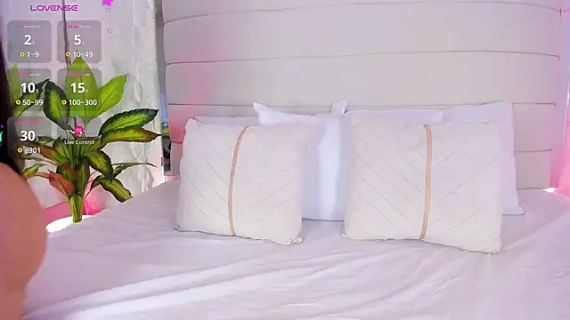 AitanaNoa online show from April 13, 2026, 8:35 pm