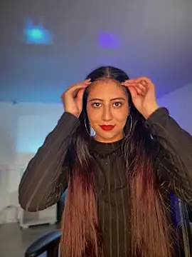 Lunaliaa  online show from March 17, 2026, 4:37 am