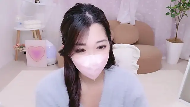 Snapshot of YURIKAsan_ chatting on April 5, 2026, 12:34 pm YURIKAsan online show from April 5, 2026, 12:34 pm