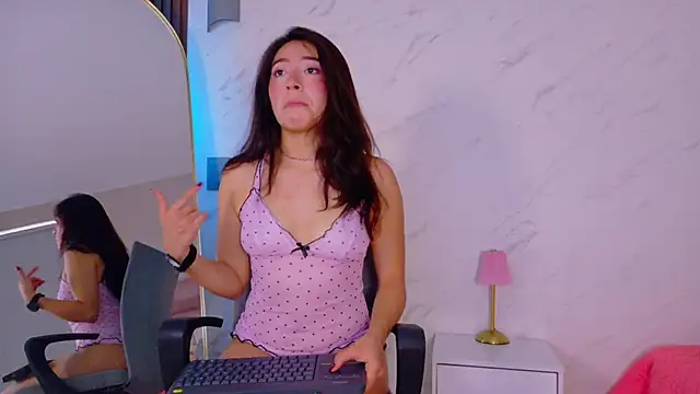 MiiaCullens online show from April 13, 2026, 3:38 pm