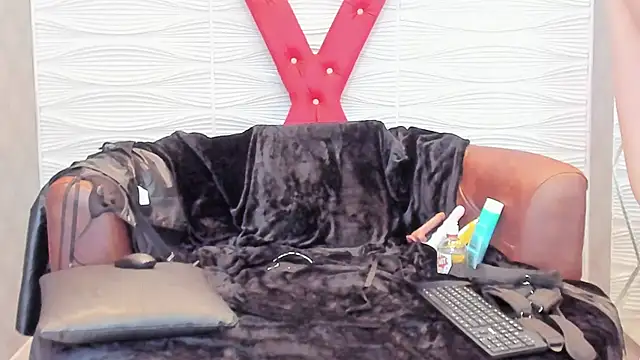 CaroBeltran online show from April 16, 2026, 9:39 pm