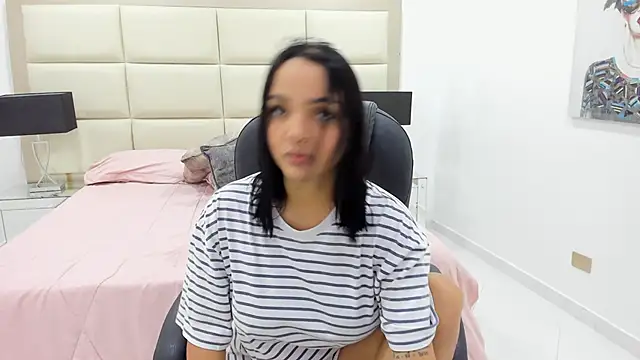 Chloelarsons online show from April 19, 2026, 6:21 pm