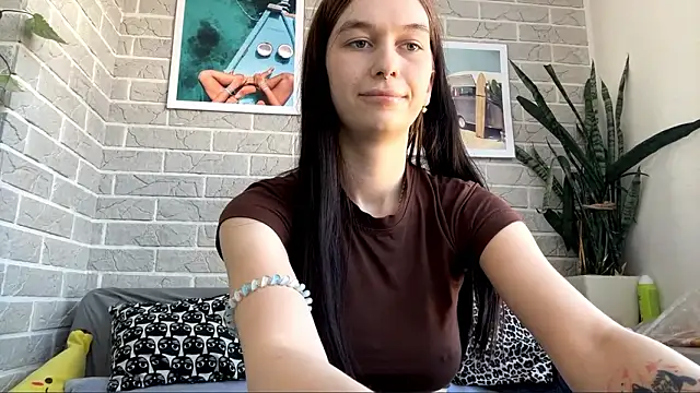 LaraDraggoo online show from March 19, 2026, 12:16 pm