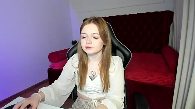 ElinaVale online show from June 15, 2026, 5:07 am