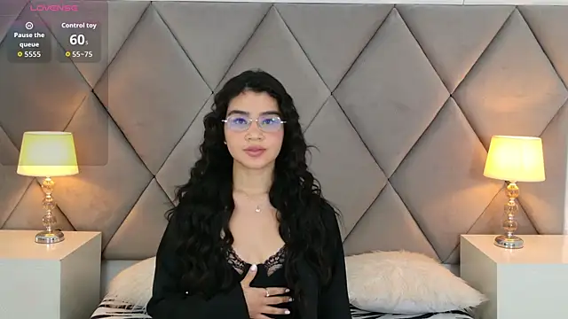 OliviaDiaz online show from April 4, 2026, 8:15 pm