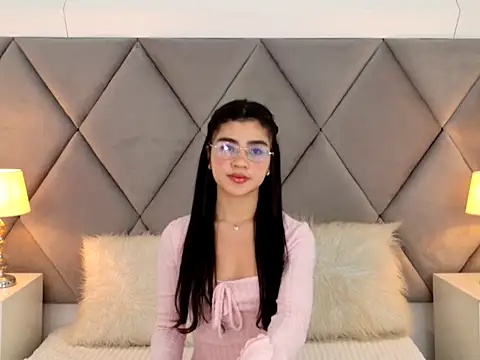 Snapshot of OliviaDiaz chatting on April 26, 2026, 8:17 pm OliviaDiaz online show from April 26, 2026, 8:17 pm