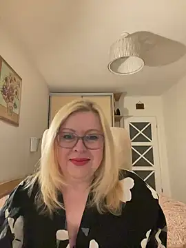 JanieLight53 online show from May 4, 2026, 7:39 pm