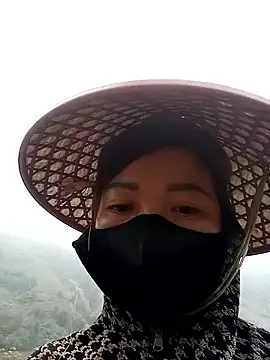 Bling-pusy online show from March 17, 2026, 7:44 am