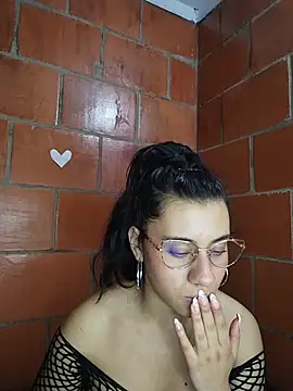 Snapshot of Amanda_x1 chatting on July 13, 2026, 8:19 pm Amanda x1 online show from July 13, 2026, 8:19 pm
